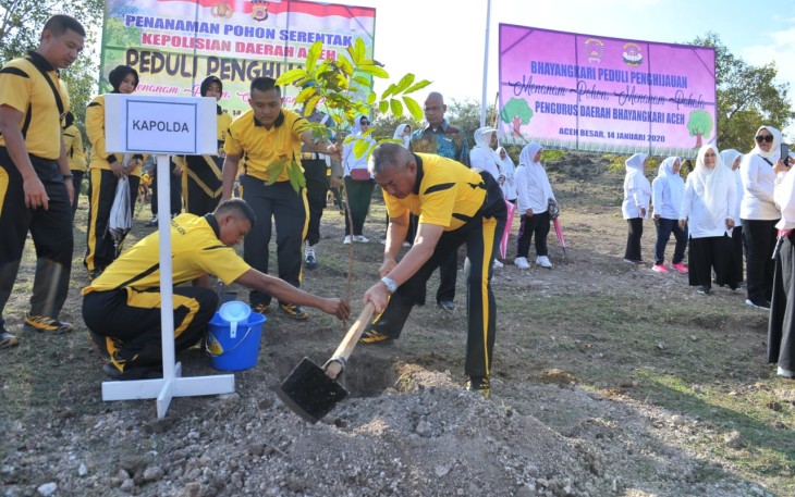 Kapolda Aceh saat menanam bibit pohon