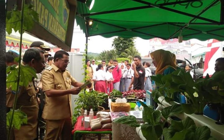 Bupati dan Wakil Bupati SBB Kunjungi Stan Pameran Milik Dinas Ketahanan Pangan