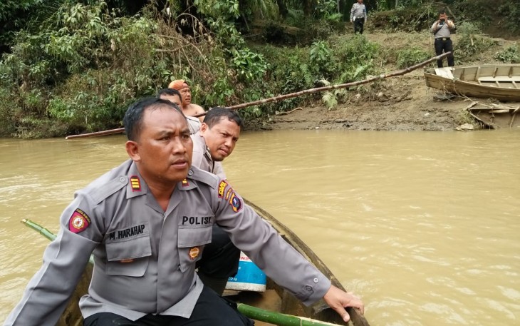 Aparat Polres Labuhanbatu saat melakukan penyisiran mencari korban hanyut dengan perahu sampan