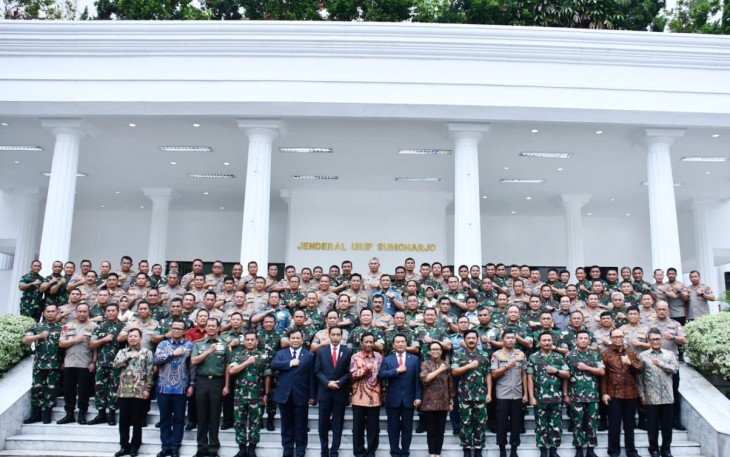 Foto bersama di depan Gedung Urip Somoharjo Kemenhan