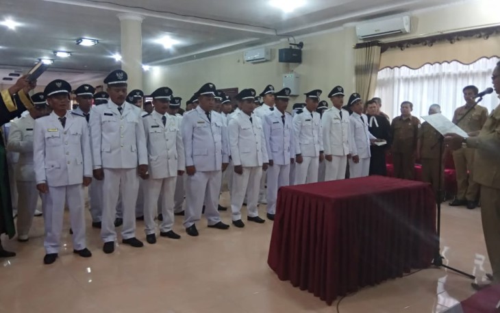 Bupati Aceh Singkil Dulmusrid saat melantik puluhan Keuchik/Kades setempat.