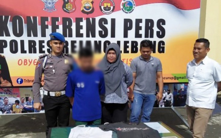 Pelaku saat ditangkap berserta barang bukti