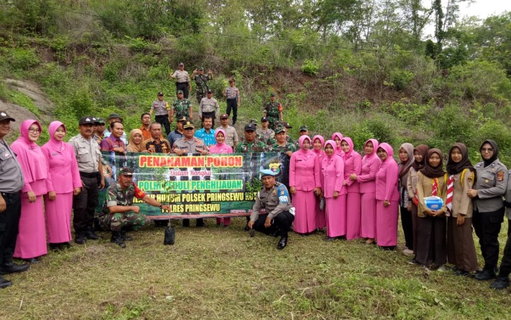 Polsek Pringsewu Kota Bersama Uspika Tanam Ratusan Pohon di Empat Titik