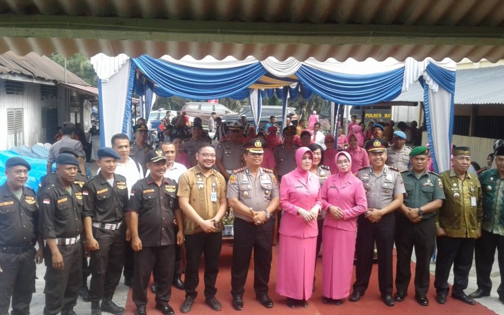 Kapolres Batu Bara AKBP H. Ikhwan Lubis SH MH didampingi Ketua Bhayangkari Kabupaten Batu Bara Ny. Hj. Henny Ikhwan pada saat Kunjungan kerja di Polsek Lima Puluh
