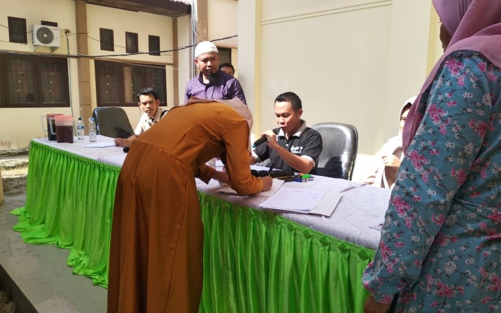 Para peserta CPNS Aceh Singkil secara bergiliran antre mendaftar mengikuti simulasi yang dilaksanakan BKPSDM digedung Dinkes setempat.
