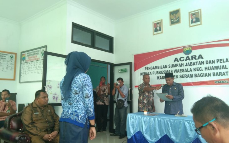 Pelantikan Dr Neni Payapo oleh Sekda SBB