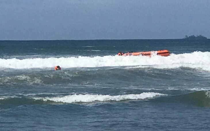 Tim pencarian saat menyisir mencari korban tenggelam dan perahu karet sempat terbalik akibat melawan derasnya ombak