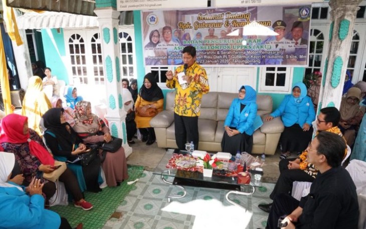 Plt Gubernur Kepri Serahkan Bantuan Operasional Peningkatan UKM