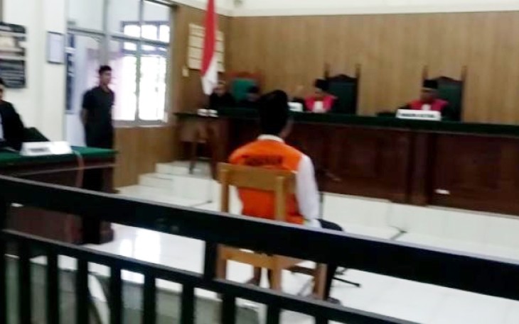 Terdakwa pelaku pembunuh supir travel di Aceh Singkil Hadi Nurfathon (33) saat menjalani sidang pledoi di PN Singkil.