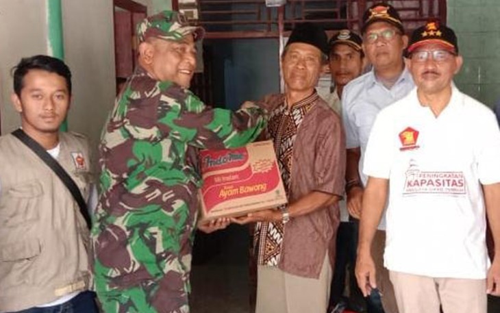 Plh Danramil 01/Teluk Naga Bantu Korban Banjir