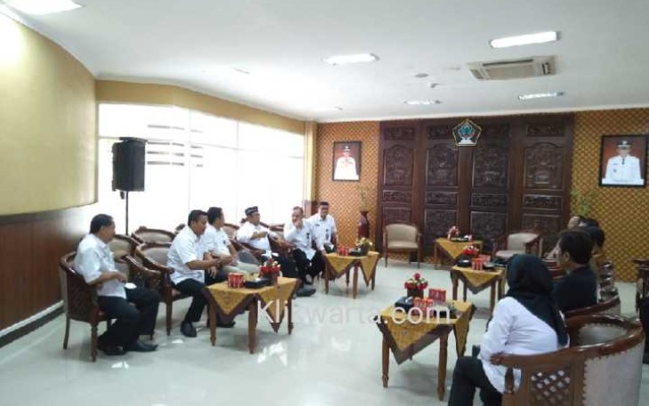 Bupati Blitar Rijanto didampingi sejumlah kepala OPD saat menerima Pokmaswas Fajar Bengawan di kantor Bupati Blitar 