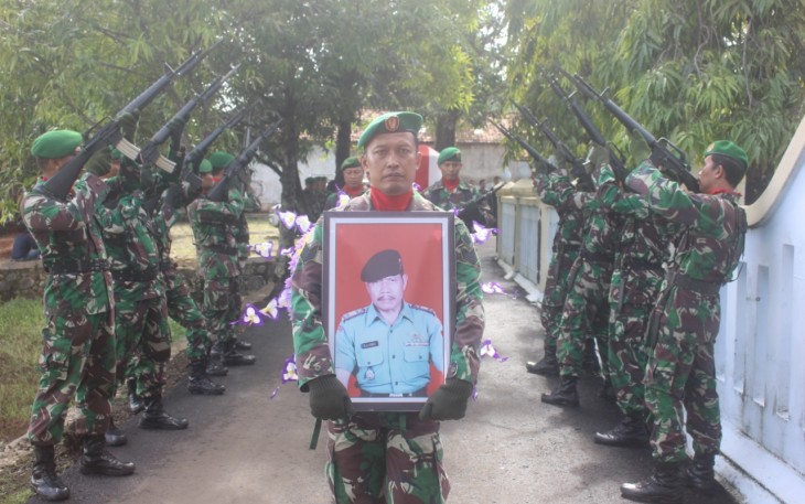Tembakan Salvo Iringi Pemakaman Militer Almarhum Kapten Inf (Purn) Djijono
