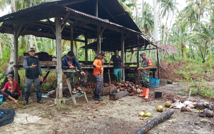 Warga bersama personil TNI/Polri dan Tim SAR Pulau Banyak saat mencari korban.