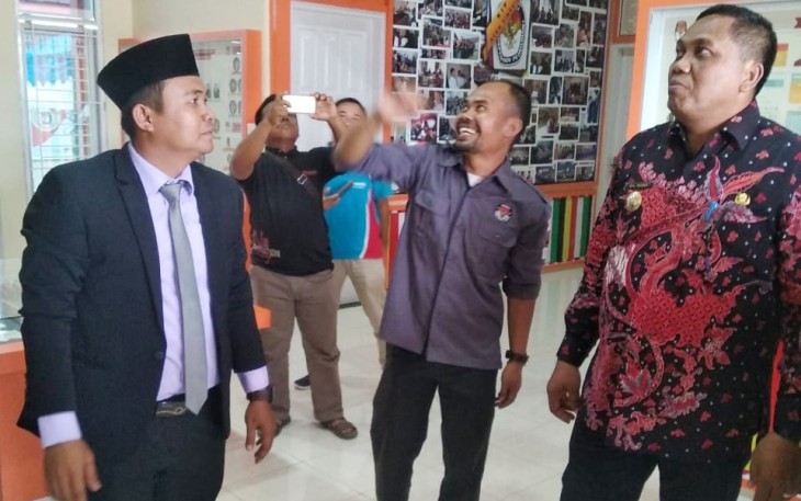 Bupati Aceh Singkil Dulmusrid (Kanan) saat meninjau Rumah Pintar Pemilu (RPP) Syekh Abdurrauf As Singkily bersama Ketua KIP Edi Sugianto (Kiri).