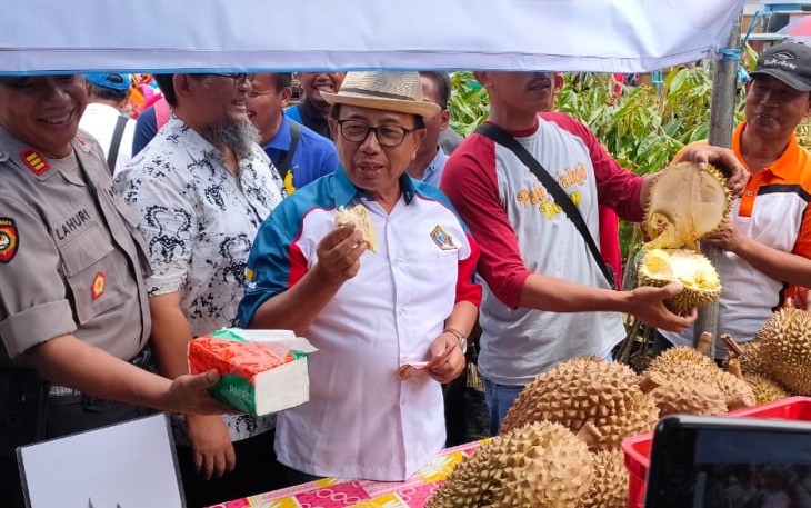 Bupati Blitar Rijanto saat makan buah Durian