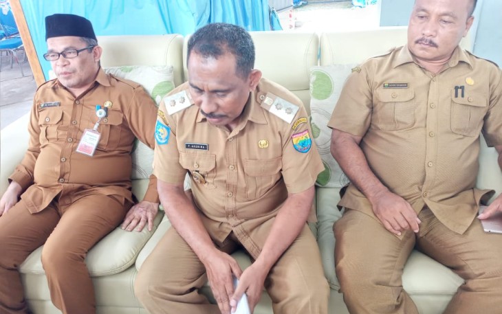 Wakil Bupati SBB Timotius Akerina didampingi kepala BKPSDM dan Assisten III Setda SBB