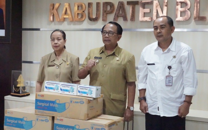 Bupati Blitar Rijanto (tengah) didampingi Kepala Disnaker dan kepala Dinkes Pemkab Blitar ketika akan mengirim 10.000 masker ke Hongkong 
