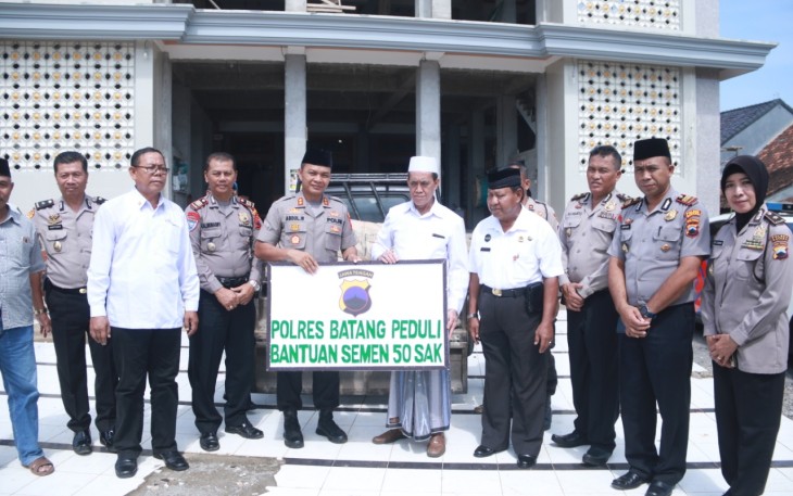 Kapolres Batang Serahkan 50 Sak Semen Untuk Pembangunan Masjid Al Khikmah