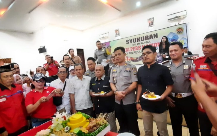 Kapolres Labuhanbatu Potong Tumpeng HPN 2020