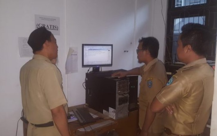 Kabid Pengelolaan Informasi Administrasi Kependudukan Nofri Andriyanto Saat Memantau Petugas Dukcapil 