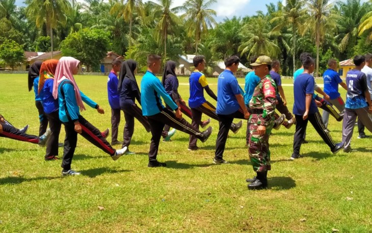 Menyambut MTQ 11 dan FSQ 12 Labusel, Babinsa Koramil 11/KP Latih Petugas Paskibra