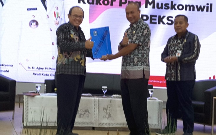 Sekda Kota Tegal Dr. Drs. Johardi M.M.menyerahkan proposal penyelenggaran Muskomwil III APEKSI di Kota Tegal kepada Wali Kota Yogyakarta yang diwakili oleh Asisten Perekonomian Koya Yogyakarta Drs. Kardri Renggono M.Si disaksikan Asisten Pemerintahan Setda Kota Tegal Drs. Imam Badarudin.