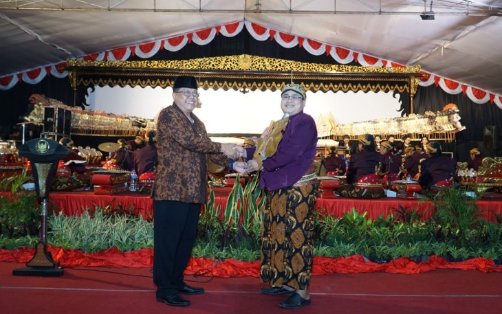 Plt Walikota Blitar Santoso saat memberikan tokoh pewayangan kepada Dalang Ki Anom Suroto 