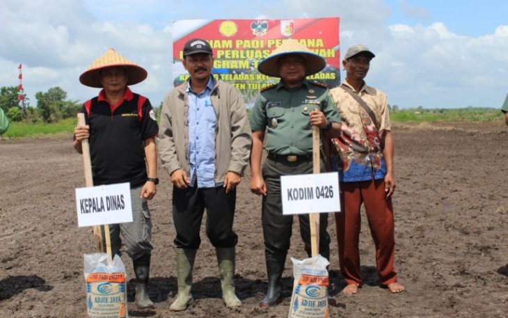 Dandim 0426 dan Kadistan Tuba Tanam Padi Perdana 2019