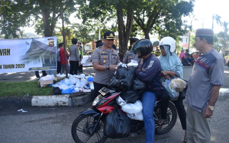 Kapolres Merangin M. Lufi dan Wartawan Berbagi Nasi Kotak ke Pengguna