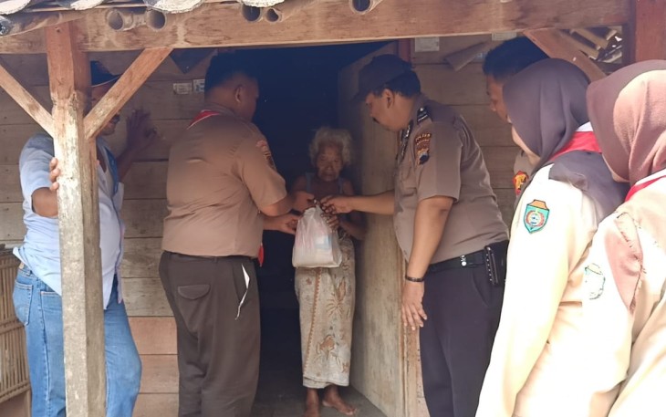Saka Bhayangkara Polsek Limpung Bagikan Sembako