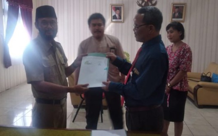 Kepala Dinas Kependudukan dan Catatan Sipil Kota Bengkulu Sudarto dan Direktur RS Gading Medika dr Prionoto Usai Teken MoU 