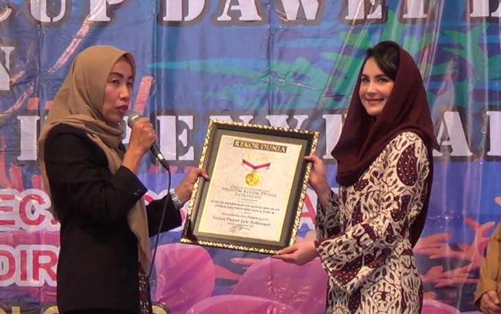 Petugas Muri memberikan piagam kepada ketua Forikan Jawa timur