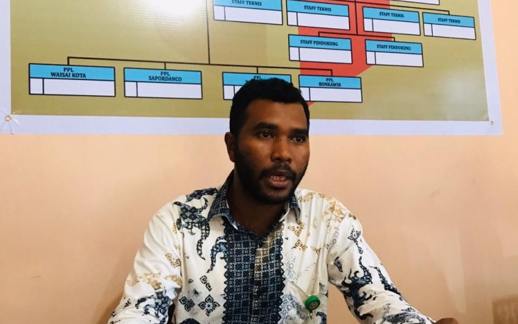 Steven Manggaprow Ketua Panwaslu Distrik Kota Waisai saat diwawancarai.
