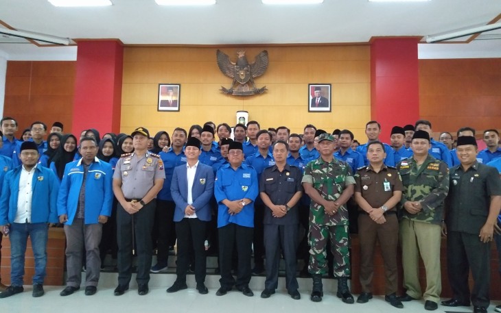 Plt Walikota Blitar Santoso (tengah) saat foto bersama pengurus DPD KNPI Kota Blitar periode 2020-2023 