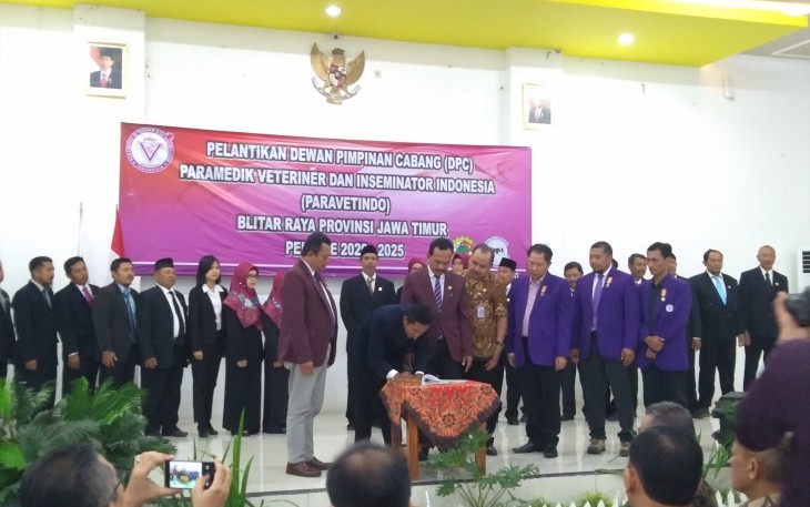 Kadisnakkan Pemkab Blitar Adi Andaka (pakai baju warna cokelat) saat menyaksikan penandatanganan pengurus DPC Paravetindo Blitar