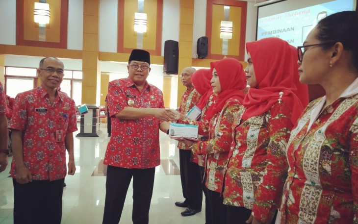 Plt Walikota Blitar Santoso saat memberikan cinderamata kepada kader posyandu kota Blitar 