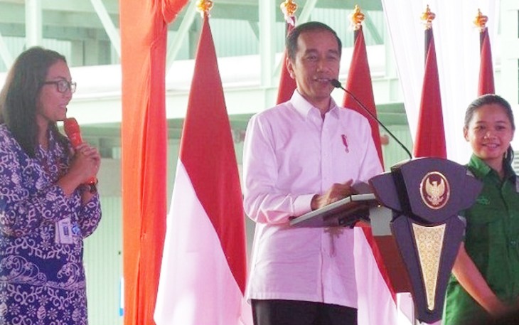 Presiden Jokowi saat memberikan pertanyaan pada salah seorang wanita