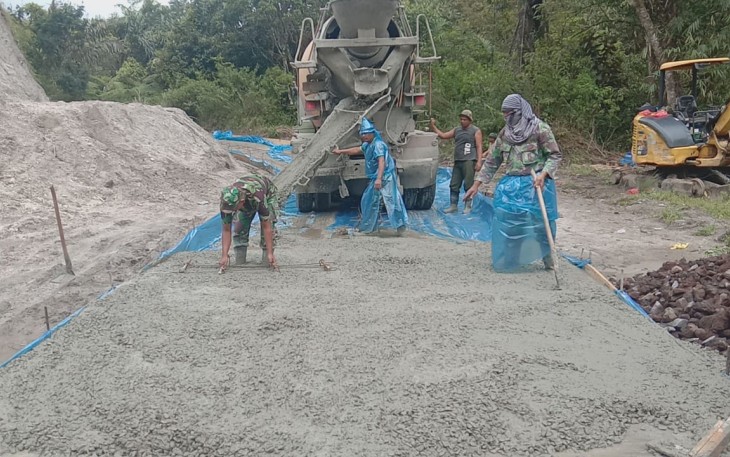Anggota Kodim 0207/Simalungun Semangat Cor Jalan