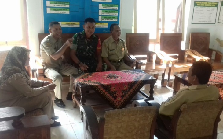 Babinsa Kuncen Serda Suparman Patroli Wilayah dan Komunikasi sosial ke kantor Desa 