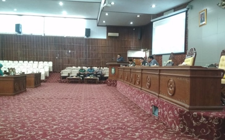  Sekretaris Fraksi PDI Perjuangan Andaru Pranata Saat Menyampaikan Pandangan Umum Fraksi 