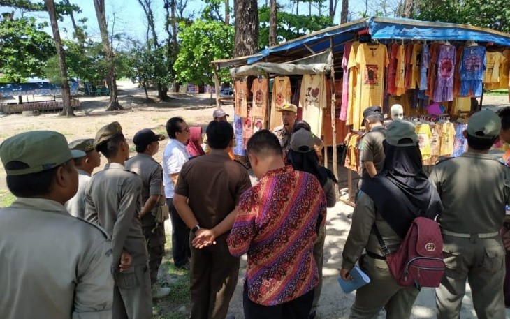 Personil Satpol PP Kota Bengkulu Saat Memantau Kawasan Wisata Pantai Panjang 