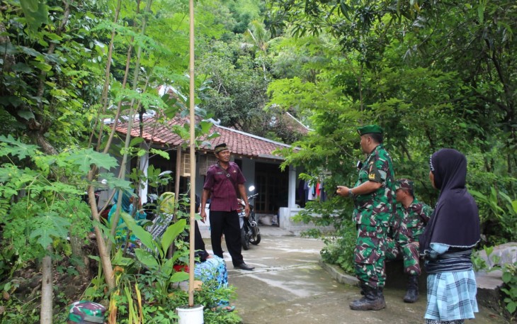 Danramil Cawas Bersama Kades Burikan Cek Longsor Bukit Putih