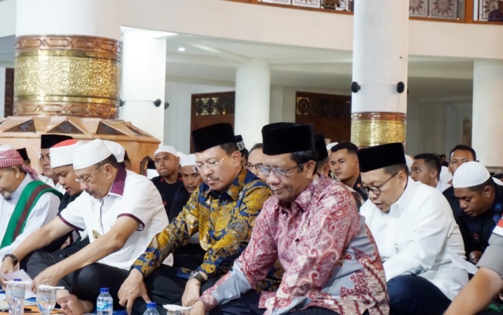Menko Polhulam Mahfud MD saat hadir dalam dzikir dan doa bersama di Masjid Agung Natuna Provinsi Kepulauan Riau