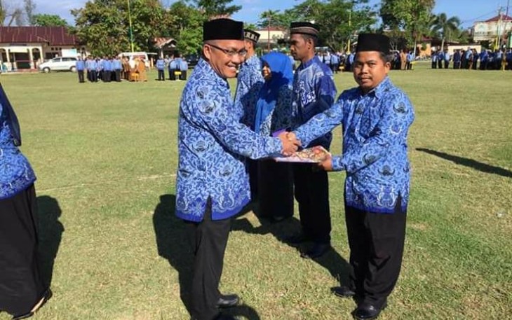 Sekda Aceh Singkil Drs Azmi menyerahkan SK kenaikan pangkat ASN jajaran Pemkab setempat usai pelaksanaan apel gabungan dilapangan alun-alun Singkil.