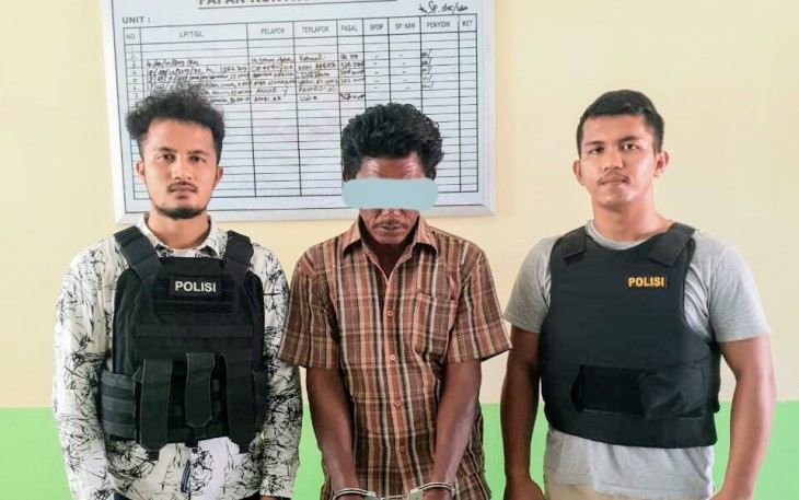 Tersangka (tengah) saat diamankan