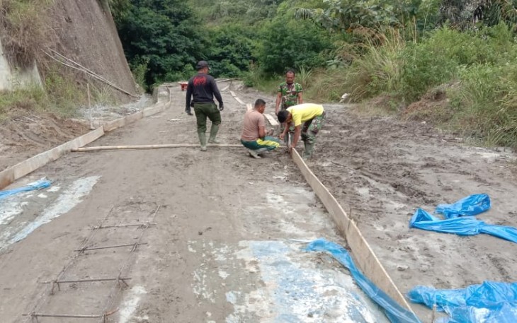 Anggota Kodim Simalungun Pasang Mal Untuk Pengecoran Jalan
