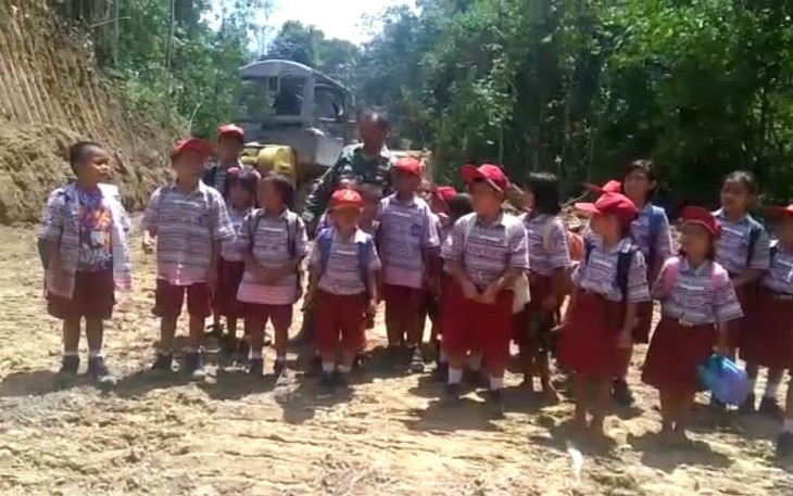 Para Siswa SD Ucapkan Terimakasih ke Dandim 0207/Simalungun
