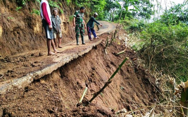 Longsor Tebing Di Tonjong Brebes Tutup Akses Utama Masyarakat Antar Pedukuhan