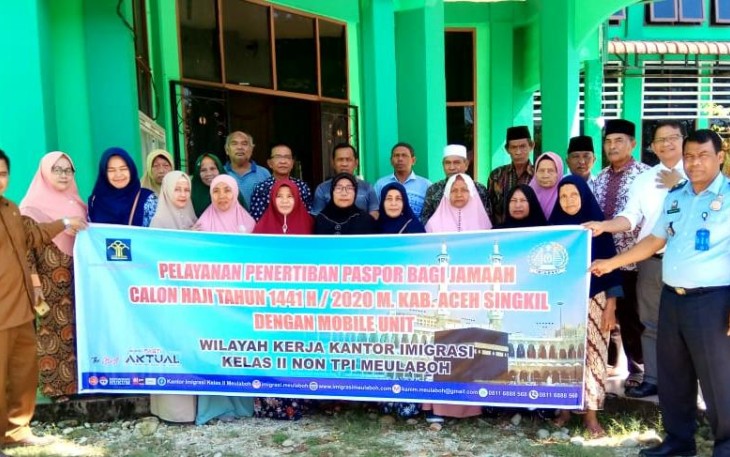 Pihak Kemenag Aceh Singkil dan Kantor Imigrasi Kelas II Meulaboh foto bersama dengan para calon jamaah haji setempat.