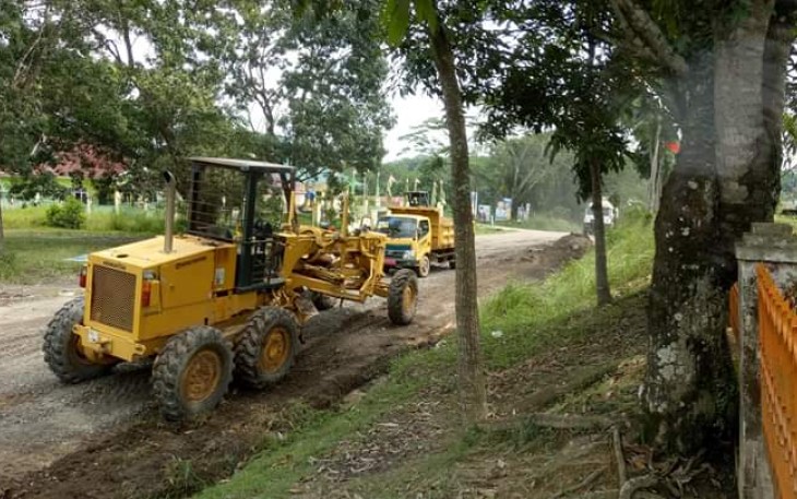 Alat berat diturunkan guna menambal jalan berlubang